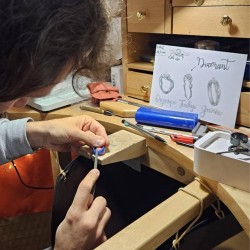 Sculpture d’un modèle de bague en cire bleue à l’établi, lors d’un atelier bijouterie à Lyon