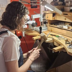 Mise en forme d’un anneau au maillet sur un triboulet dans l’atelier Odiora à Lyon