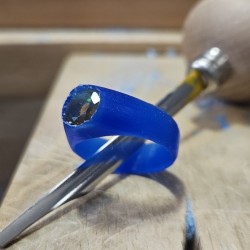 Modèle de bague en cire bleue avec une pierre, avant sa transformation en métal