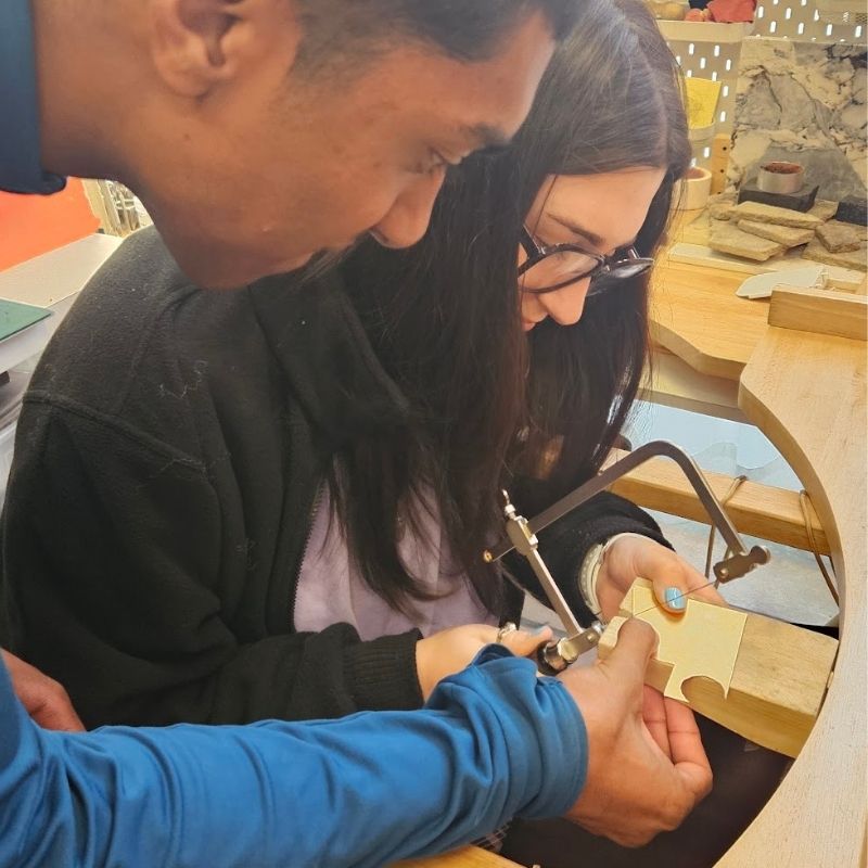 Deux personnes créant  leurs bijoux lors d'un atelier de bijouterieen duo à Lyon