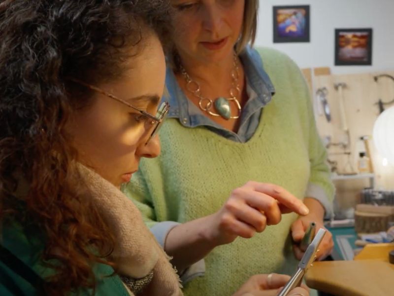 Atelier de bijouterie à Lyon accompagné par Nathalie Birault, artisane bijoutière joaillière